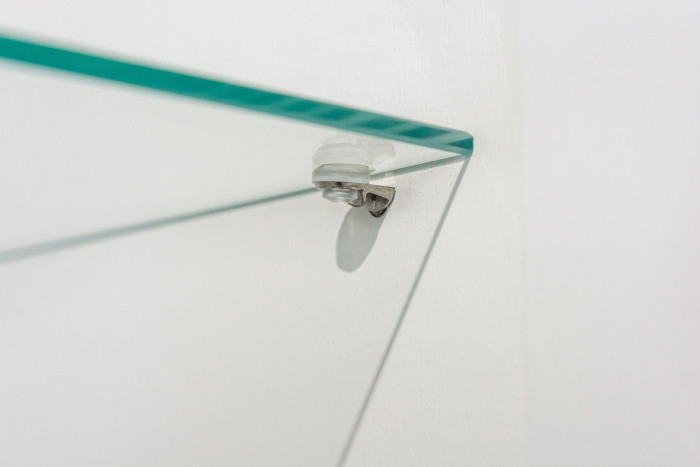 Ливерпуль Шкаф-витрина + карниз, ясень ваниль/белый